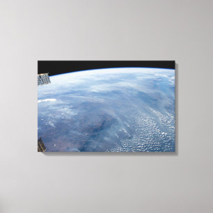 Een rookpluim boven tropisch zuidelijk Afrika. Canvas Afdruk