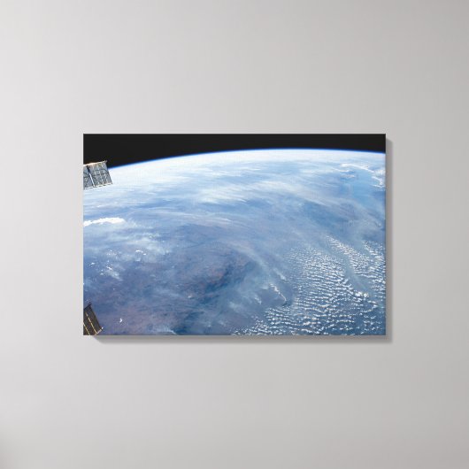 Een rookpluim boven tropisch zuidelijk Afrika. Canvas Afdruk (Voorkant)