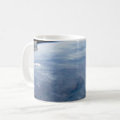 Een rookpluim boven tropisch zuidelijk Afrika. Koffiemok (Voorkant links)