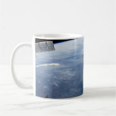 Een rookpluim boven tropisch zuidelijk Afrika. Koffiemok (Links)