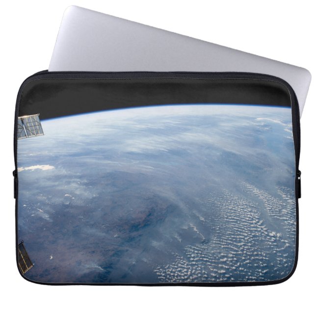 Een rookpluim boven tropisch zuidelijk Afrika. Laptop Sleeve (Voorkant)