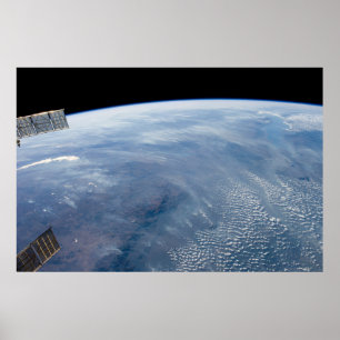 Een rookpluim boven tropisch zuidelijk Afrika. Poster