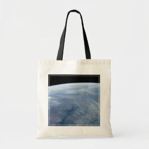 Een rookpluim boven tropisch zuidelijk Afrika. Tote Bag