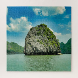 Een rotsachtig eiland in Ha Long Bay Vietnam Legpuzzel