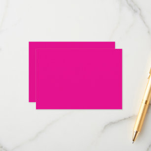 Een roze achtergrond met een informatiekaartje