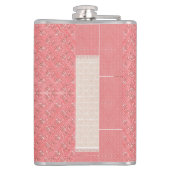 Een roze achtergrond met een patroon in het midden heupfles (Achterkant)