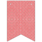 Een roze achtergrond met een patroon in het midden vlaggetjes (Derde vlag)