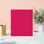 Een roze achtergrond met een witte rand acryl bord<br><div class="desc">Het ontwerp is een groot blauw vierkant,  dat een heldere en heldere hemel lijkt te zijn. De kleur van de lucht is een diepe tint blauw,  waardoor het een levendige en levendige uitstraling heeft.</div>