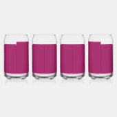 Een roze achtergrond met een witte rand blikvorm glas (Links)