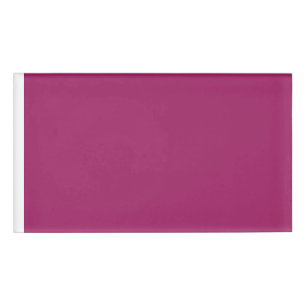 Een roze achtergrond met een witte rand naambadge