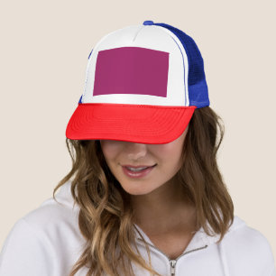 Een roze achtergrond met een witte rand trucker pet