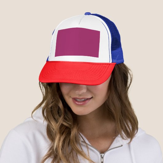 Een roze achtergrond met een witte rand trucker pet (In situ)