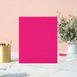 Een roze achtergrond met een zwarte rand acryl bord<br><div class="desc">Het ontwerp is een groot blauw vierkant,  dat een heldere en heldere hemel lijkt te zijn. De kleur van de lucht is een diepe tint blauw,  waardoor het een levendige en levendige uitstraling heeft.</div>