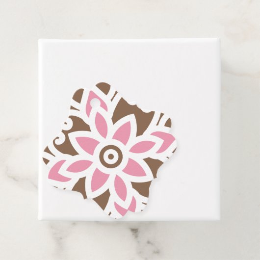 Een roze bloem op een bruine achtergrond bedankjes labels (In situ)