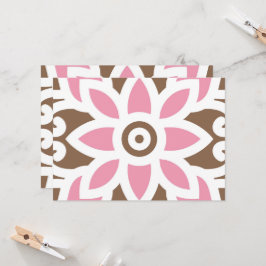 Een roze bloem op een bruine achtergrond kaart