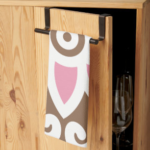 Een roze bloem op een bruine achtergrond theedoek