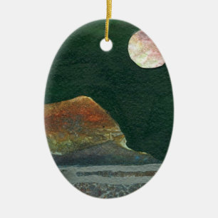 Een roze en groene maan stijgt over een vreemde we keramisch ornament