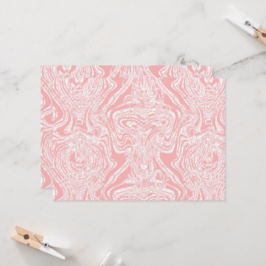Een roze en wit abstract ontwerp op een witte acht kaart (Voorkant / Achterkant in situ)