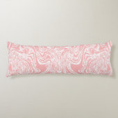 Een roze en wit abstract ontwerp op een witte acht lichaamskussen (Voorkant)