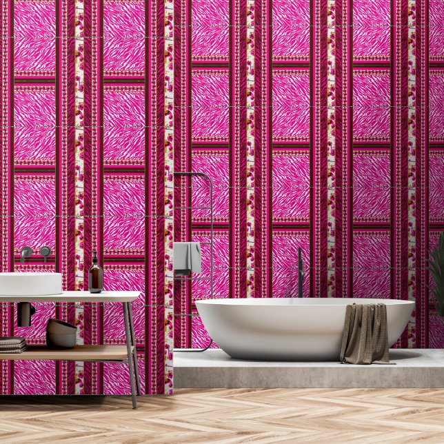 Een roze en wit behang met een kruis erop (Badkamer)