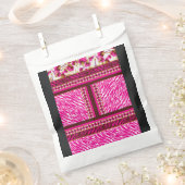 Een roze en wit behang met een kruis erop bedankzakje (Geknipt)
