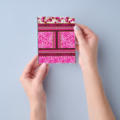 Een roze en wit behang met een kruis erop flyer (Hand)