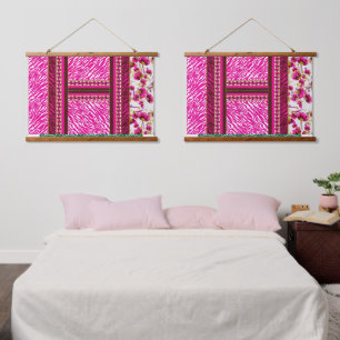 Een roze en wit behang met een kruis erop hangend wandkleed
