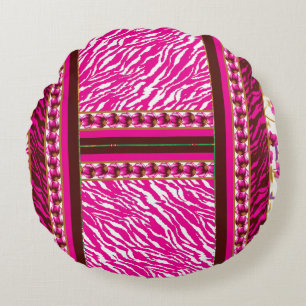 Een roze en wit behang met een kruis erop rond kussen