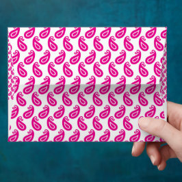 Een roze en witte achtergrond met een patroon envelop