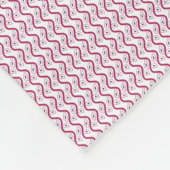 Een roze en witte achtergrond met golvende lijnen fleece deken (Hoek)