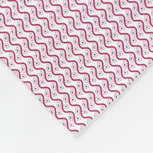 Een roze en witte achtergrond met golvende lijnen fleece deken (Hoek)