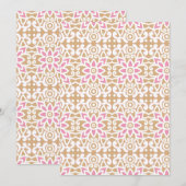 Een roze en witte bloem patroon op een bruine acht aankondiging (Voorkant / Achterkant)