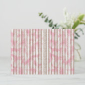 Een roze en witte gestreepte achtergrond save the date (Staand voorkant)