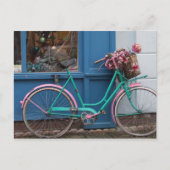 Een roze fiets met een mandje voor teenwilgen en b briefkaart (Voorkant)
