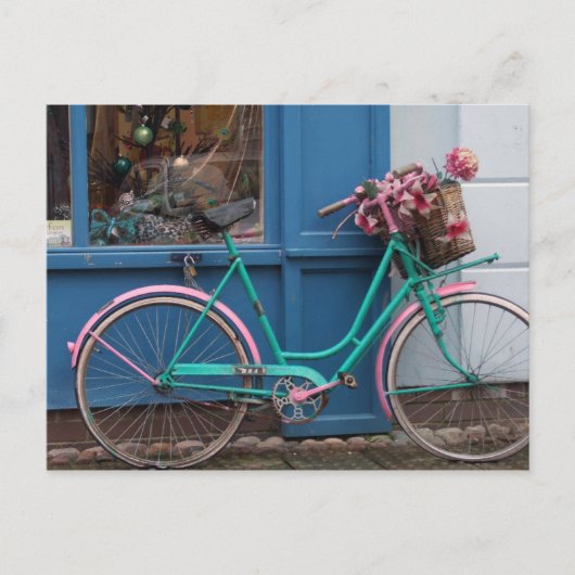 Een roze fiets met een mandje voor teenwilgen en b briefkaart (Voorkant)
