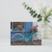 Een roze fiets met een mandje voor teenwilgen en b briefkaart (Staand voorkant)