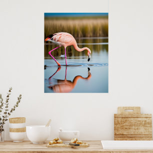 Een roze flamingo die zijn spiegelbeeld in het wat poster