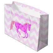 Een roze Pony Cute Chevron Pattern Happy Birthday Large Cadeautasje (Achterkant Gekanteld)