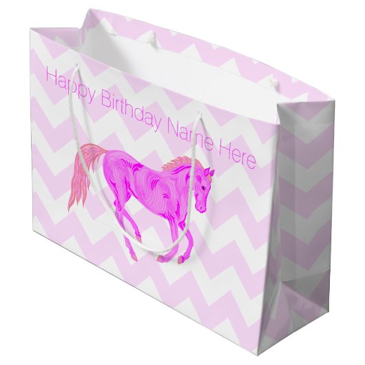 Een roze Pony Cute Chevron Pattern Happy Birthday Large Cadeautasje (Achterkant Gekanteld)