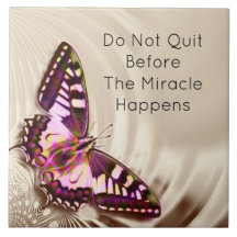 Een roze vlinder op een crème satijnen achtergrond