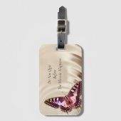 Een roze vlinder op een roomsatijnachtergrond bagagelabel (Voorkant (verticaal))
