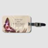 Een roze vlinder op een roomsatijnachtergrond bagagelabel (Voorkant (horizontaal))