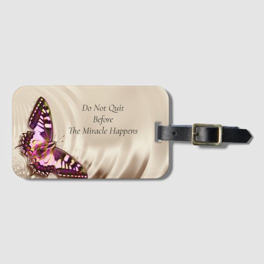 Een roze vlinder op een roomsatijnachtergrond bagagelabel (Voorkant (horizontaal))