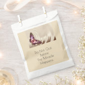 Een roze vlinder op een roomsatijnachtergrond bedankzakje (Geknipt)