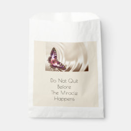 Een roze vlinder op een roomsatijnachtergrond bedankzakje