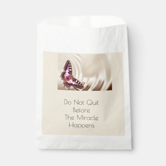 Een roze vlinder op een roomsatijnachtergrond bedankzakje (Voorkant)