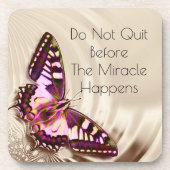 Een roze vlinder op een roomsatijnachtergrond bier onderzetter (Voorkant)