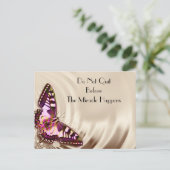 Een roze vlinder op een roomsatijnachtergrond briefkaart (Staand voorkant)