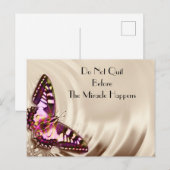 Een roze vlinder op een roomsatijnachtergrond briefkaart (Voorkant / Achterkant)
