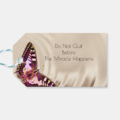 Een roze vlinder op een roomsatijnachtergrond cadeaulabel (Achterkant Horizontaal)